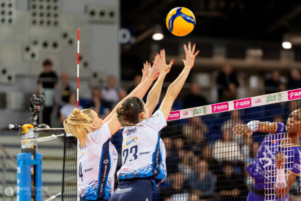 Szczecin 07.11.2025
Siatkowka mecz 5. kolejka Tauron Liga sezon 2025/2026 --- Polish volleyball top league match in Szczecin: Chemik Police - KS DevelopRes Rzeszow
N/Z Natalia Medrzyk Maja Koput
Fot. Marcin Jasinski/Arena Akcji