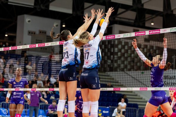 Szczecin 07.11.2025
Siatkowka mecz 5. kolejka Tauron Liga sezon 2025/2026 --- Polish volleyball top league match in Szczecin: Chemik Police - KS DevelopRes Rzeszow
N/Z Maja Koput Weronika Gierszewska
Fot. Marcin Jasinski/Arena Akcji