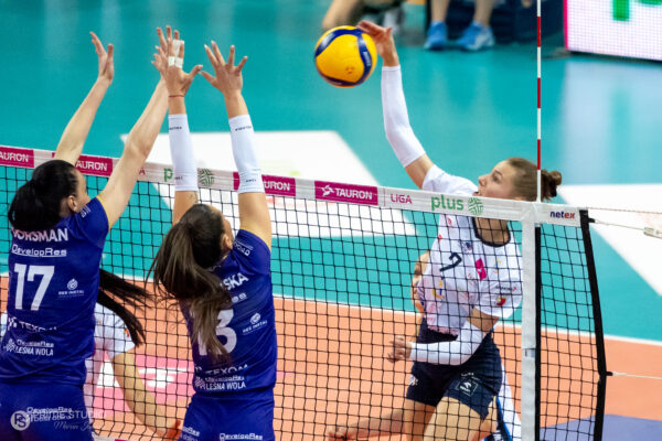 Szczecin 07.11.2025
Siatkowka mecz 5. kolejka Tauron Liga sezon 2025/2026 --- Polish volleyball top league match in Szczecin: Chemik Police - KS DevelopRes Rzeszow
N/Z Wiktoria Przybylo Svitlana Dorsman Karina Chmielewska
Fot. Marcin Jasinski/Arena Akcji