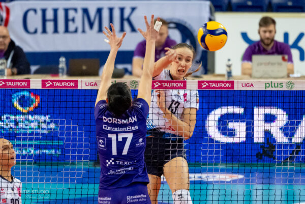 Szczecin 07.11.2025
Siatkowka mecz 5. kolejka Tauron Liga sezon 2025/2026 --- Polish volleyball top league match in Szczecin: Chemik Police - KS DevelopRes Rzeszow
N/Z Kinga Rozynska Svitlana Dorsman
Fot. Marcin Jasinski/Arena Akcji