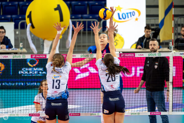 Szczecin 30.03.2026
Siatkowka mecz playoff Tauron Liga sezon 2025/2026 --- Polish volleyball top league playoff match in Szczecin: Chemik Police - PGE Budowlani Lodz
N/Z Kinga Rozynska Katarzyna Partyka
Fot. Marcin Jasinski/Arena Akcji